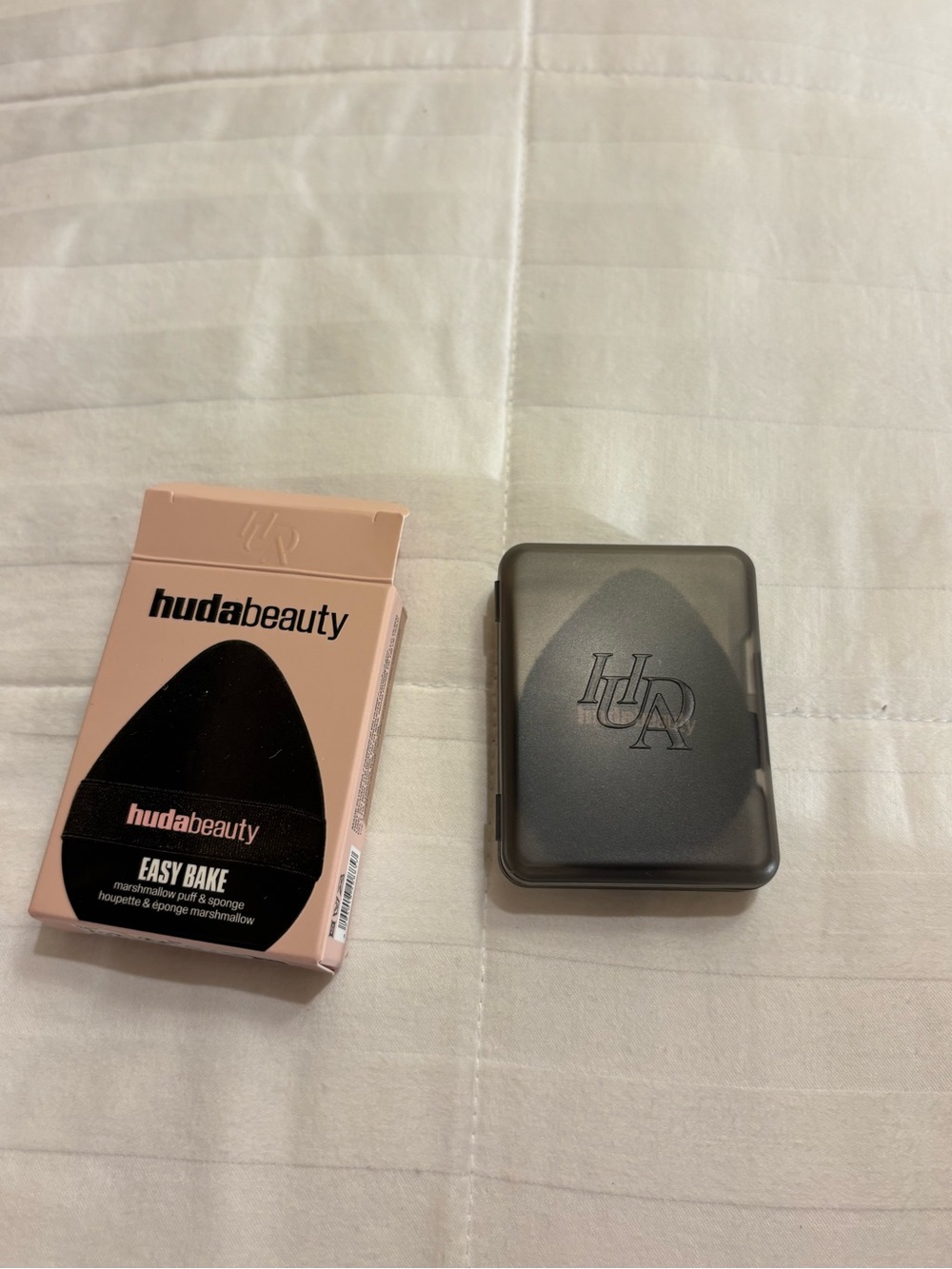 HUDA BEAUTY Easy Bake Marshmallow Puff & Sponge - Soft Pink & Black - Picture 4 of 5